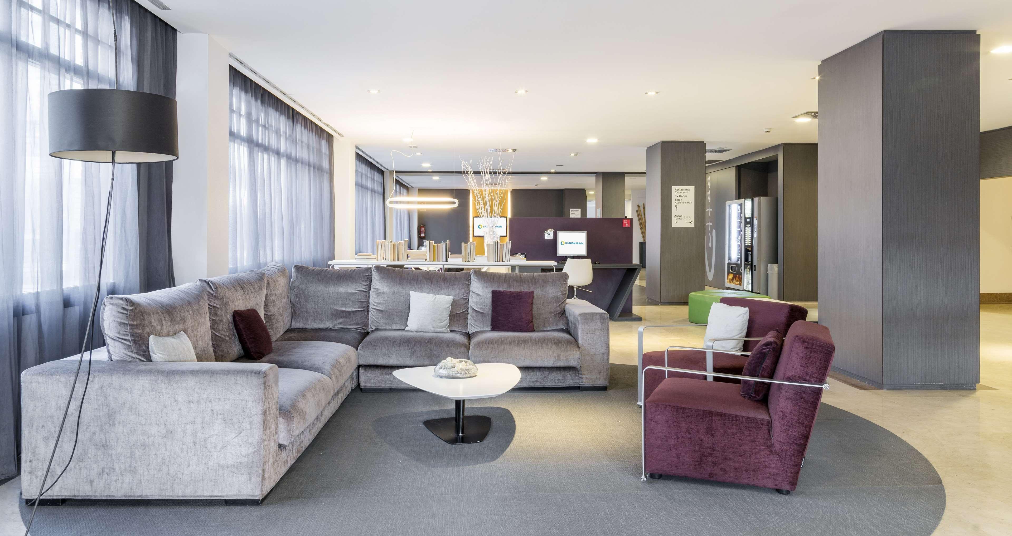 Vista Lobby Hotel ILUNION Romareda