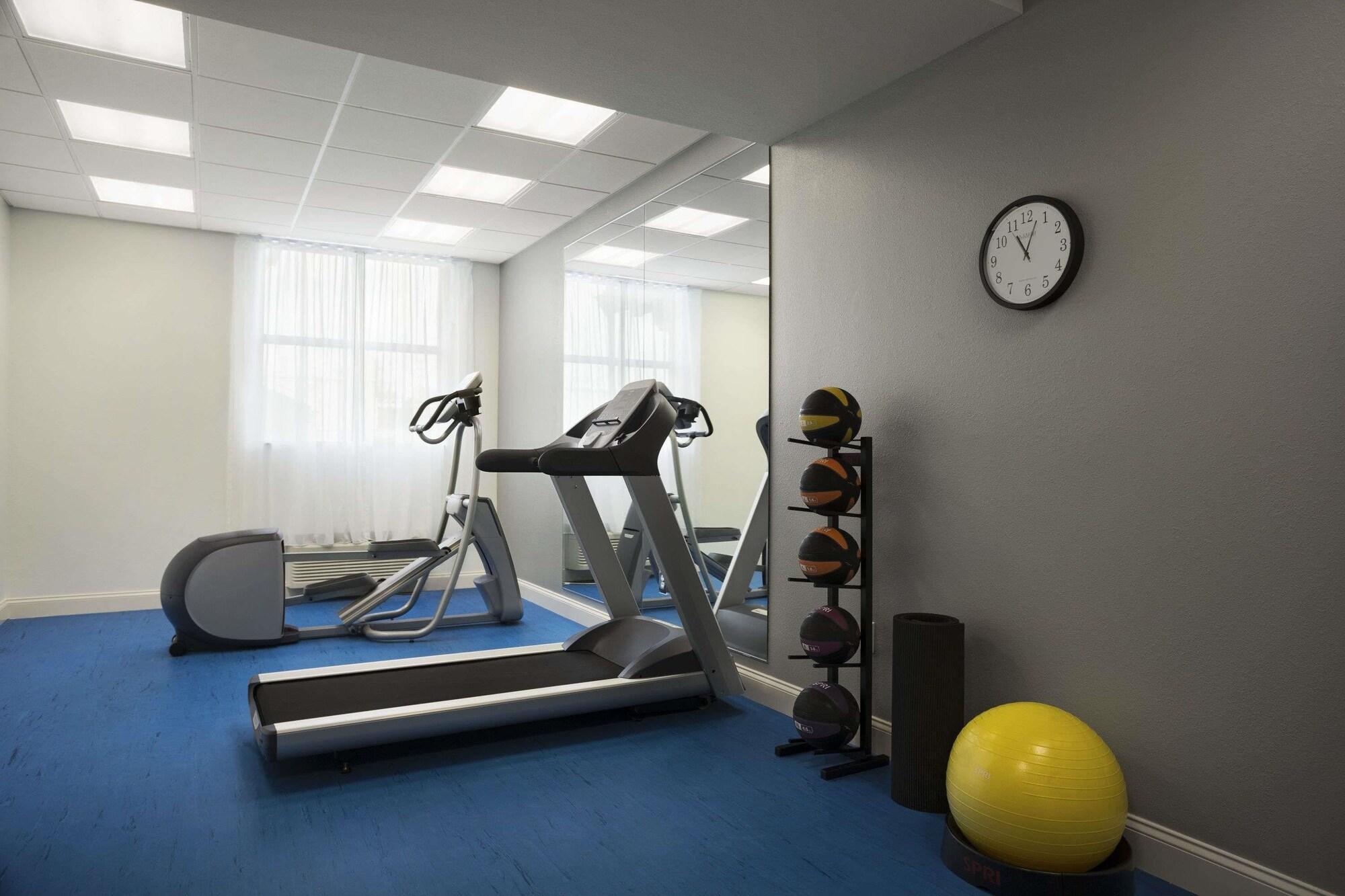 Gimnasio Days Inn & Suites by Wyndham Belmont