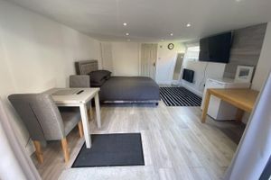 Alojamiento - Modern Cosy Room Close to city centre Free Parking