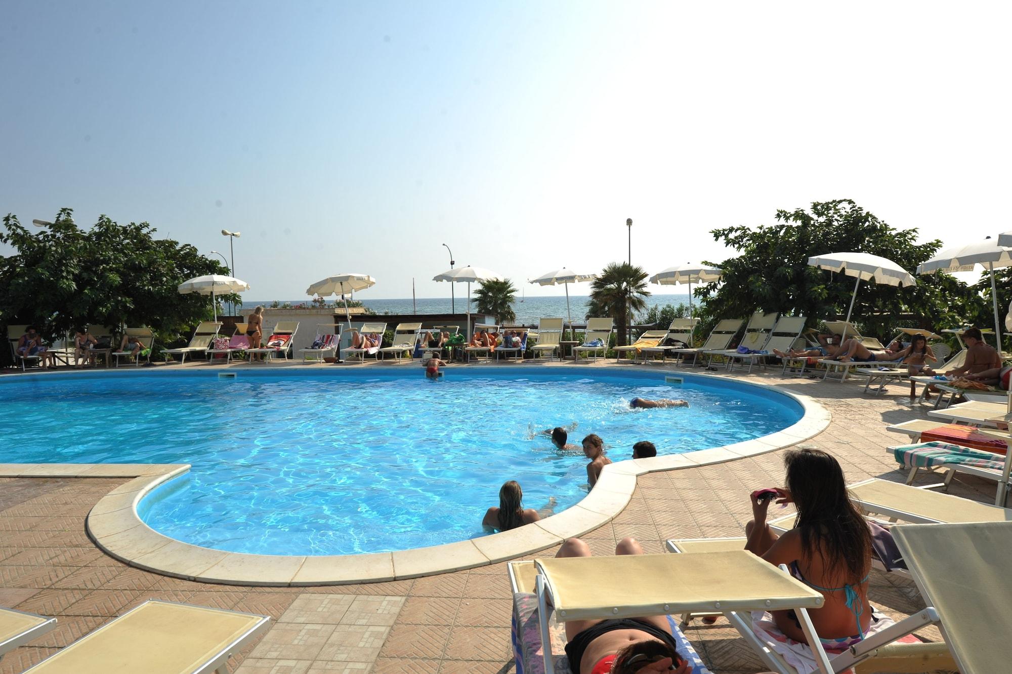 Vista Piscina Villaggio Club Eden