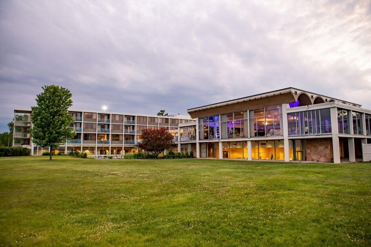 Varios Illinois Beach Hotel