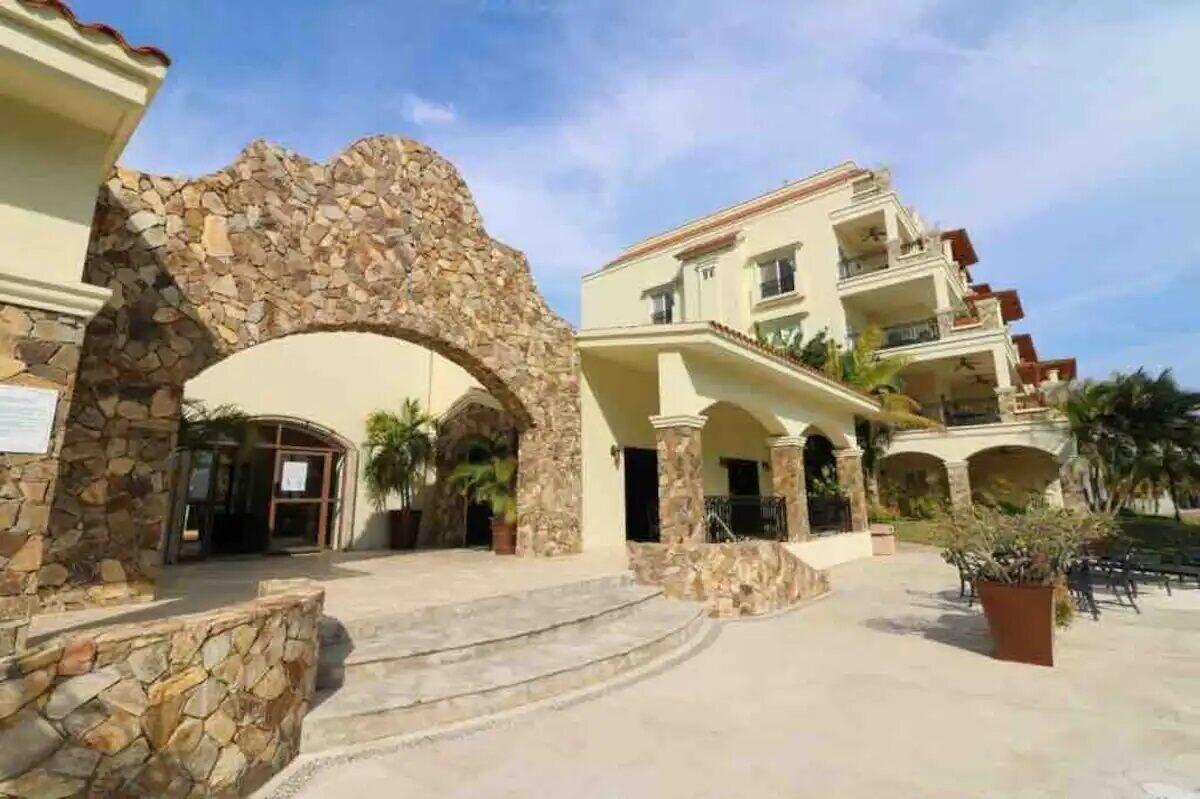 Vista Lobby Condos SMR