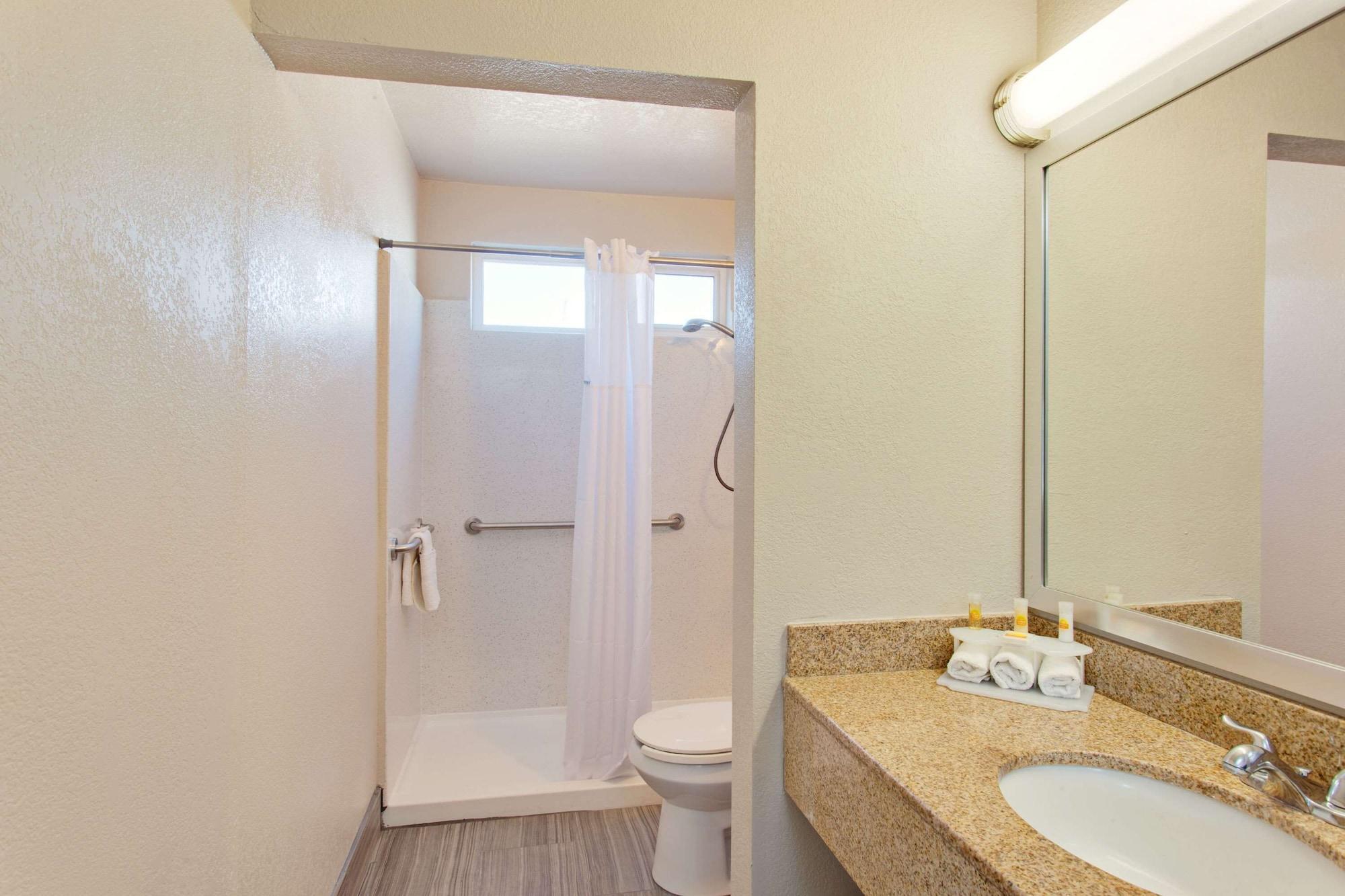 Equipamiento de Habitación Days Inn by Wyndham Chowchilla Gateway to Yosemite