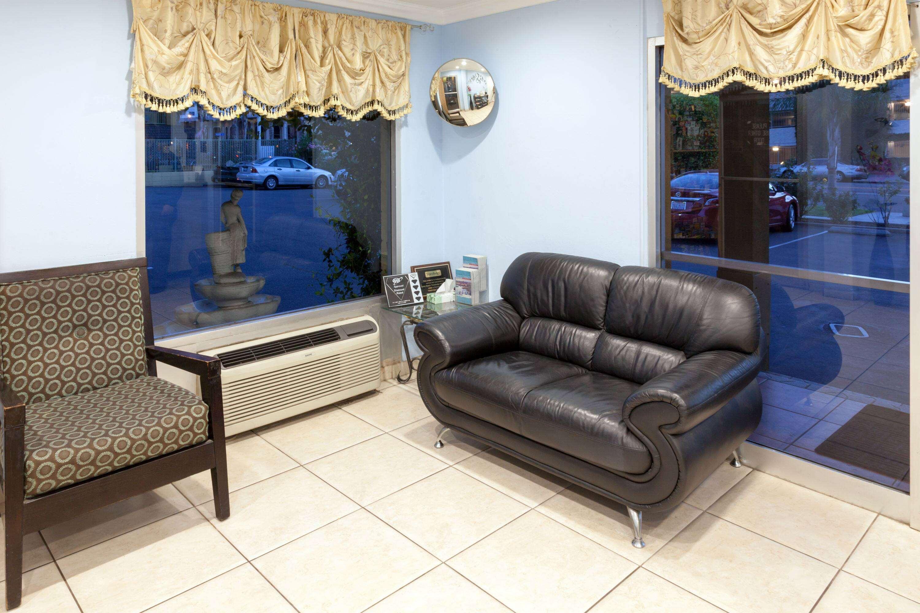 Vista Lobby Travelodge by Wyndham Long Beach Convention Center