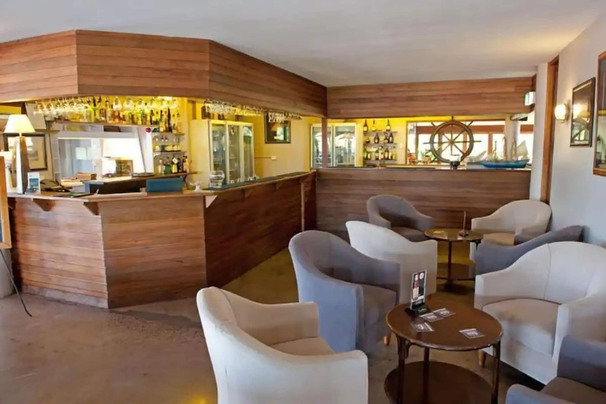 Bar/Salón Sovereign Resort Hotel