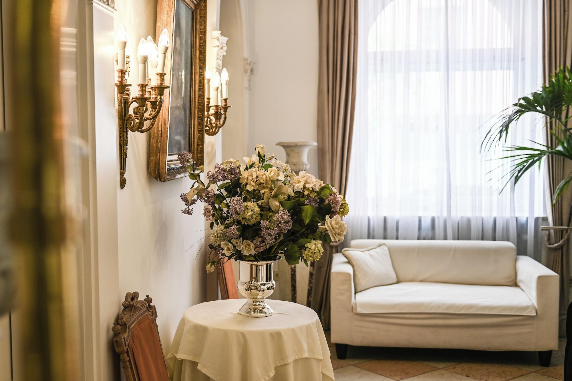 Vista Lobby Opera Hotel