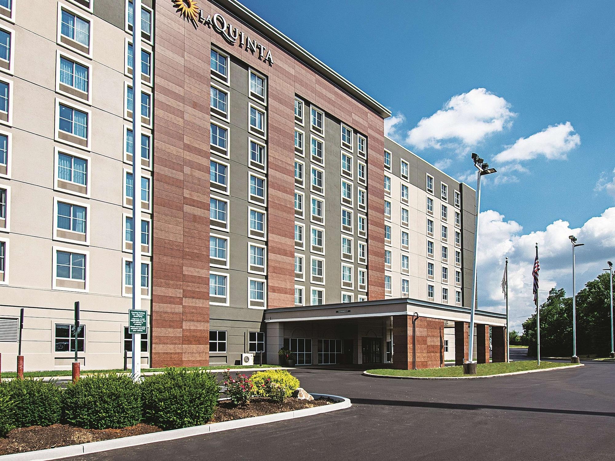 Vista Exterior La Quinta Inn & Suites by Wyndham Cincinnati Sharonville