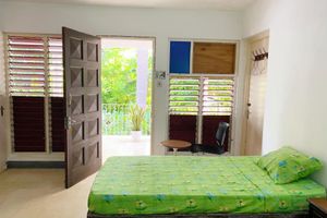 Alquiler Vacacional - Twin Room with Porch and garden view. Private bathroom. Shops 8 min. walk.