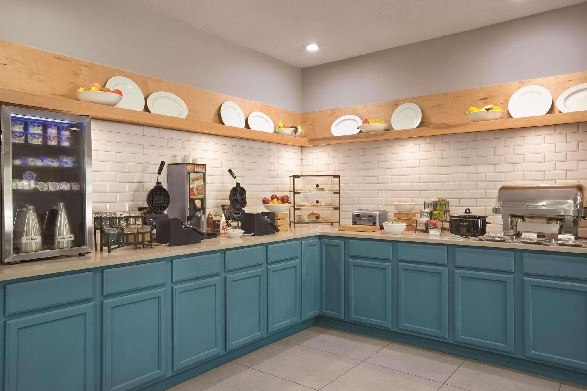 Restaurant Country Inn & Suites by Radisson, Newnan, GA