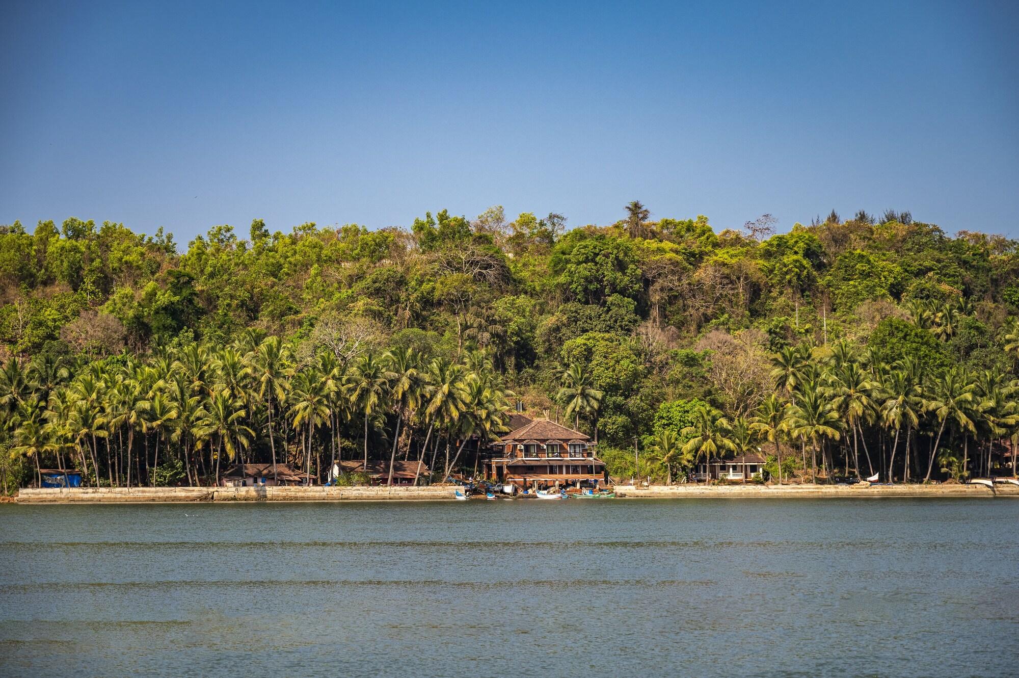 Vista Exterior Neemrana's Three Waters