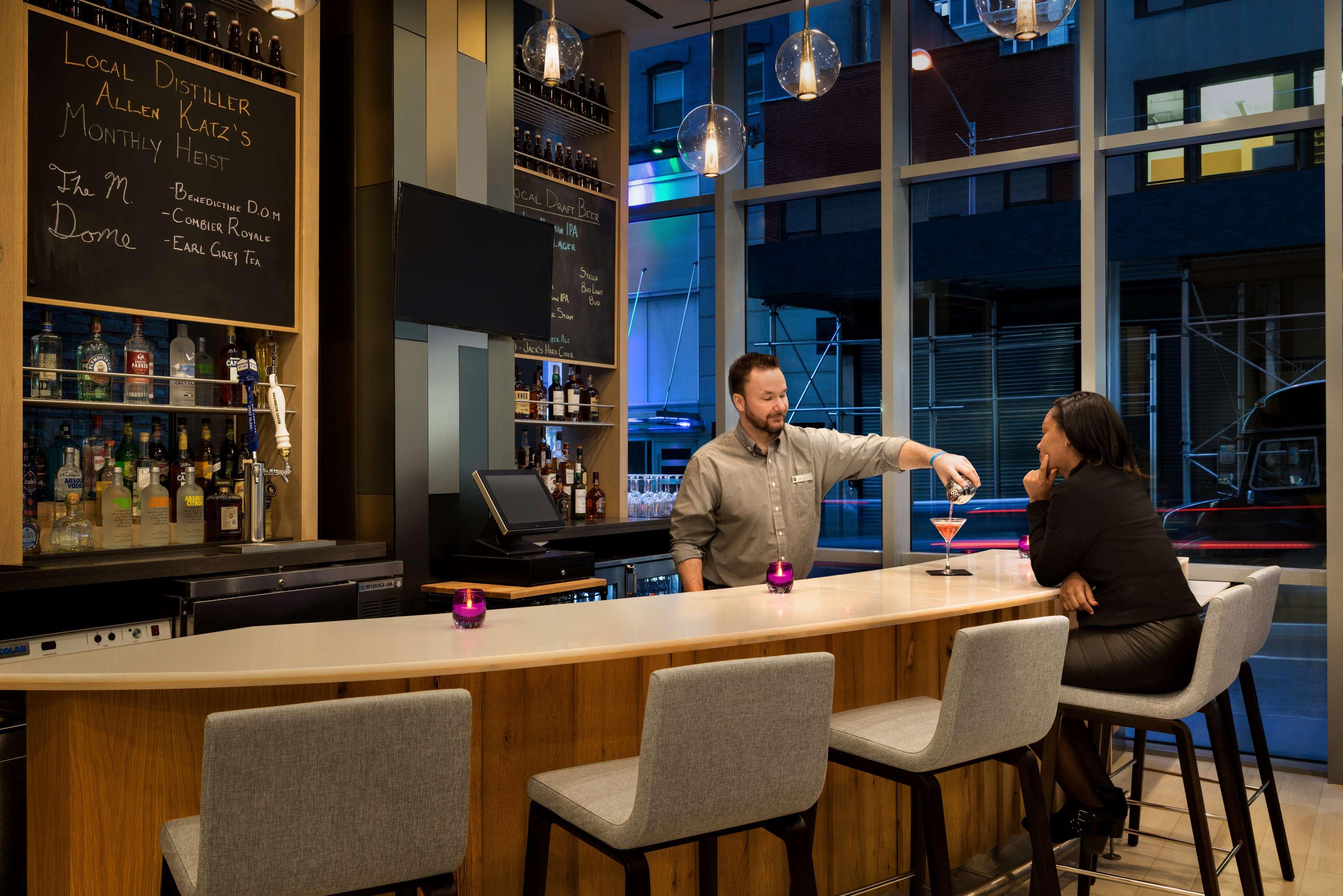Bar/Salón Embassy Suites by Hilton New York Manhattan Times Square