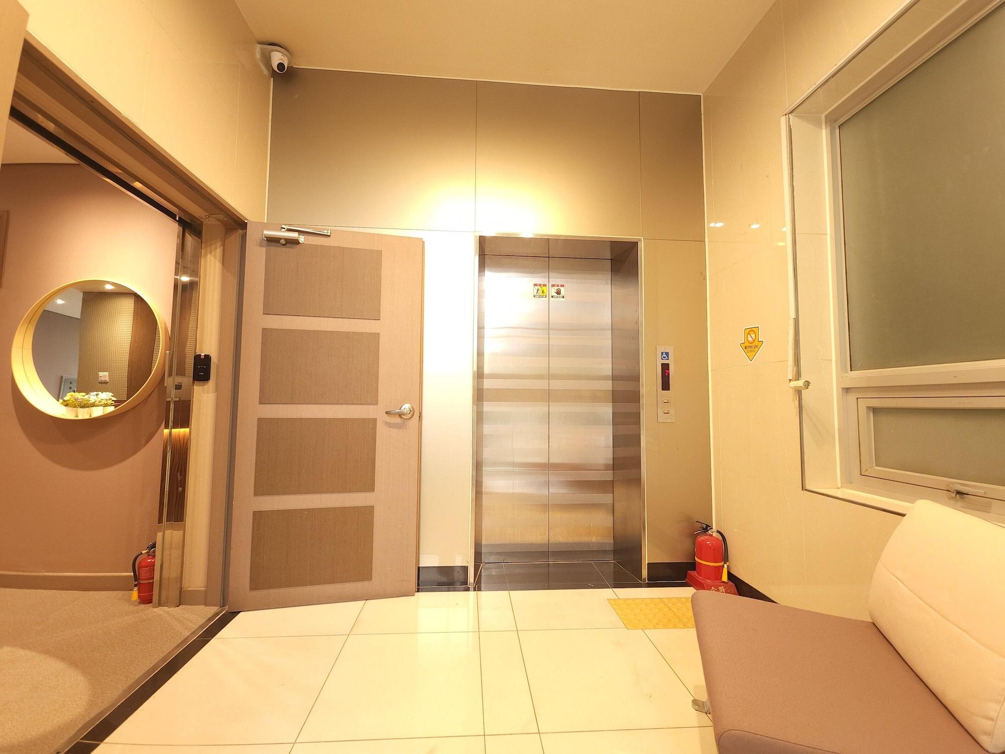 Vista Lobby OYO Hostel Myeongdong 2