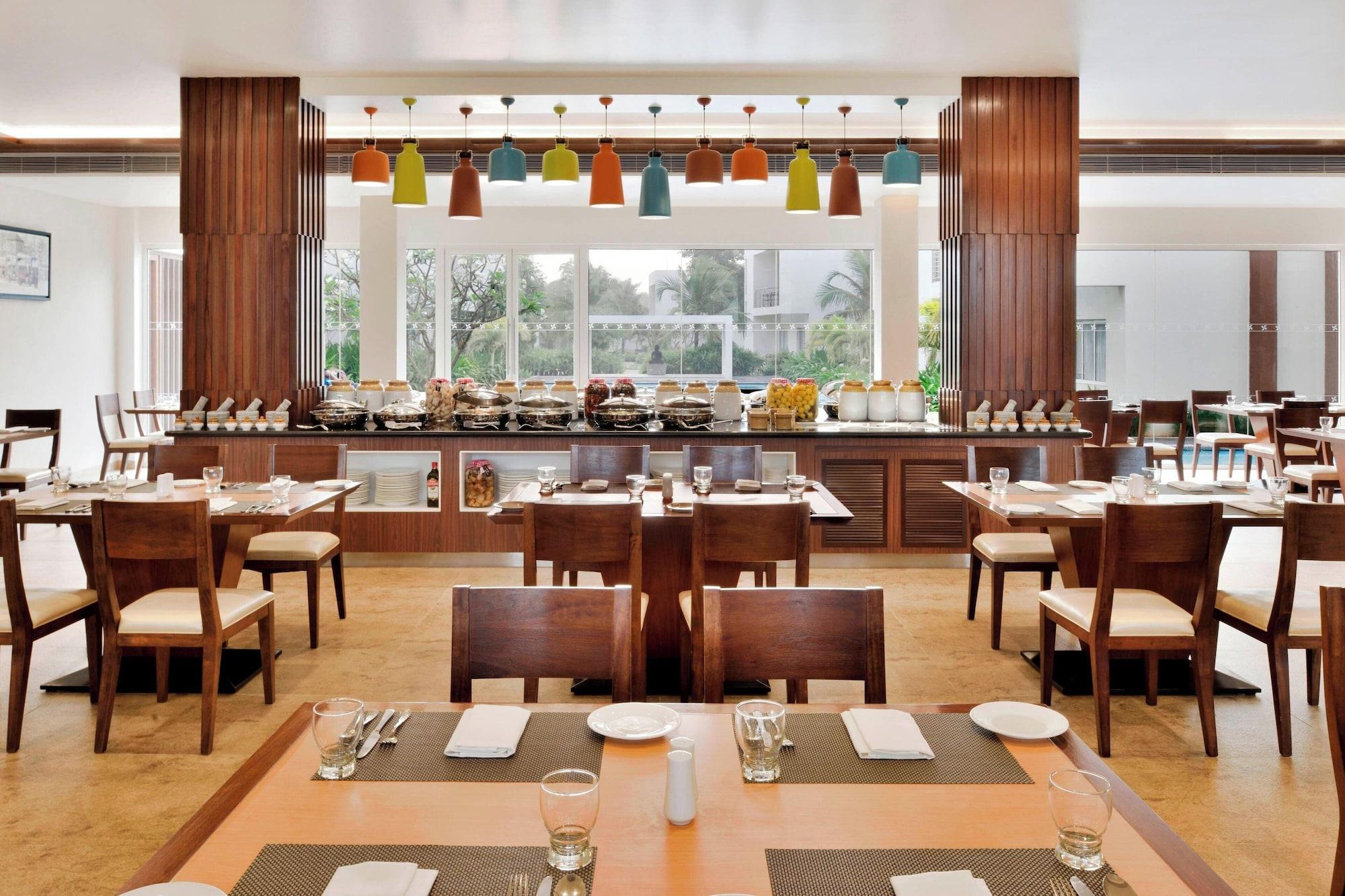 Restaurant Four Points by Sheraton Mahabalipuram Resort & Convention Center