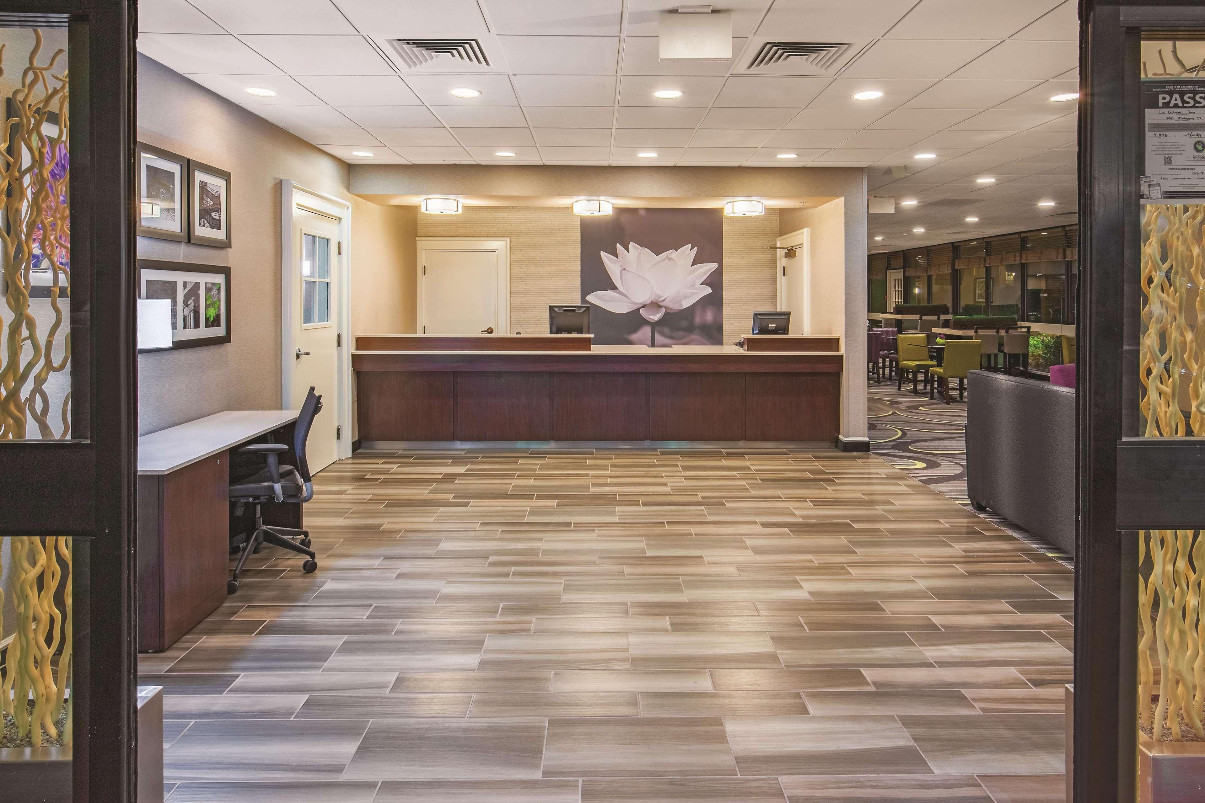 Vista Lobby Howard Johnson by Wyndham Sacramento Downtown