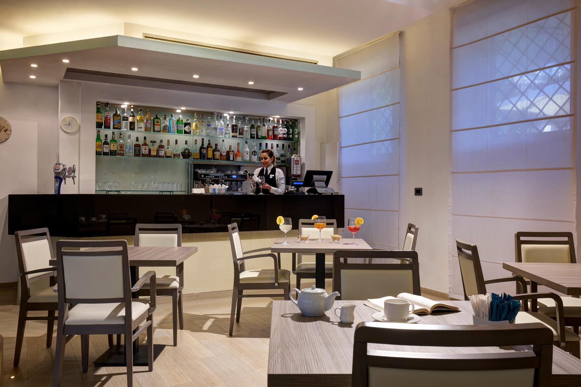 Bar/Salón Occidental Aurelia