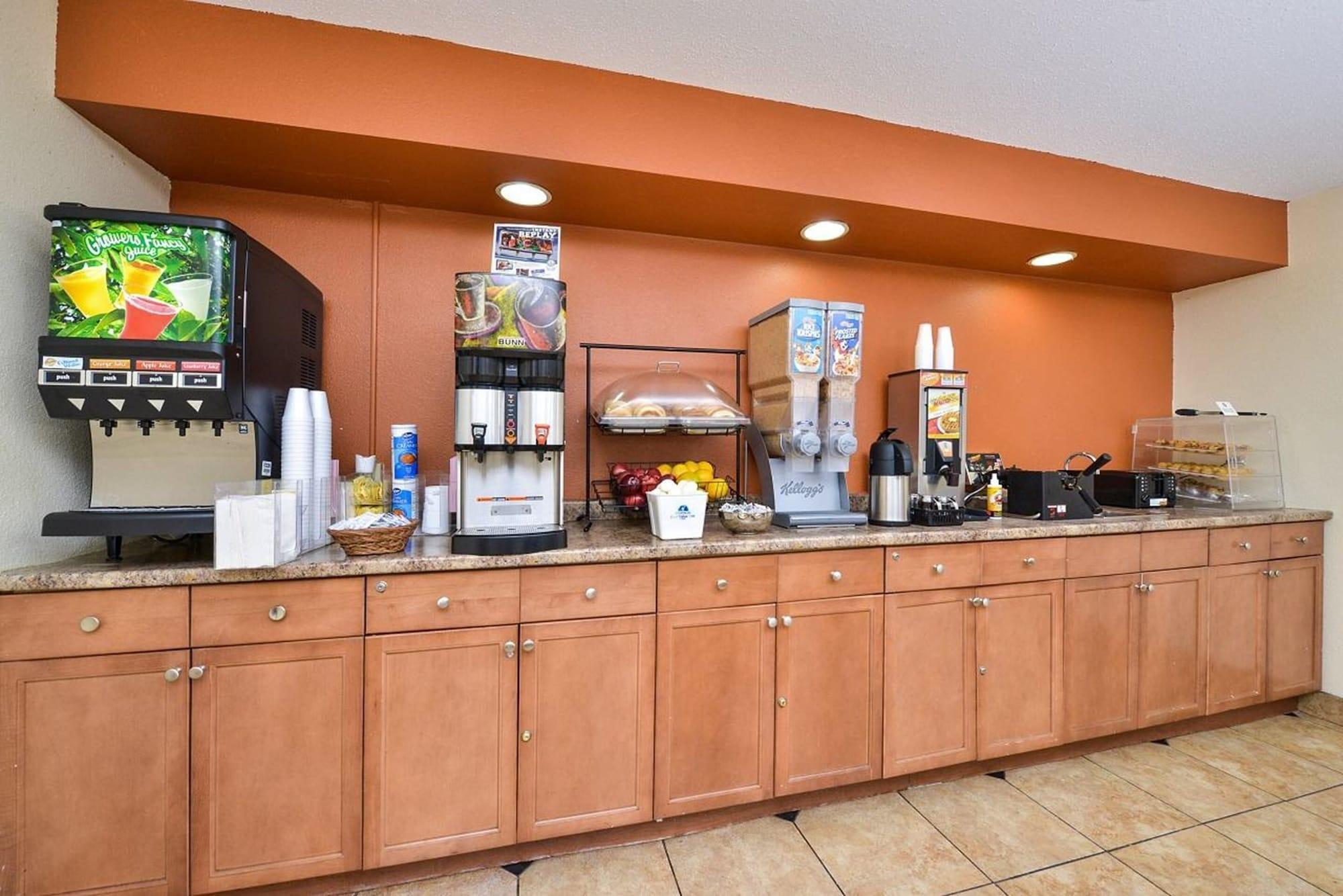 Restaurant Red Carpet Inn Newark Airport