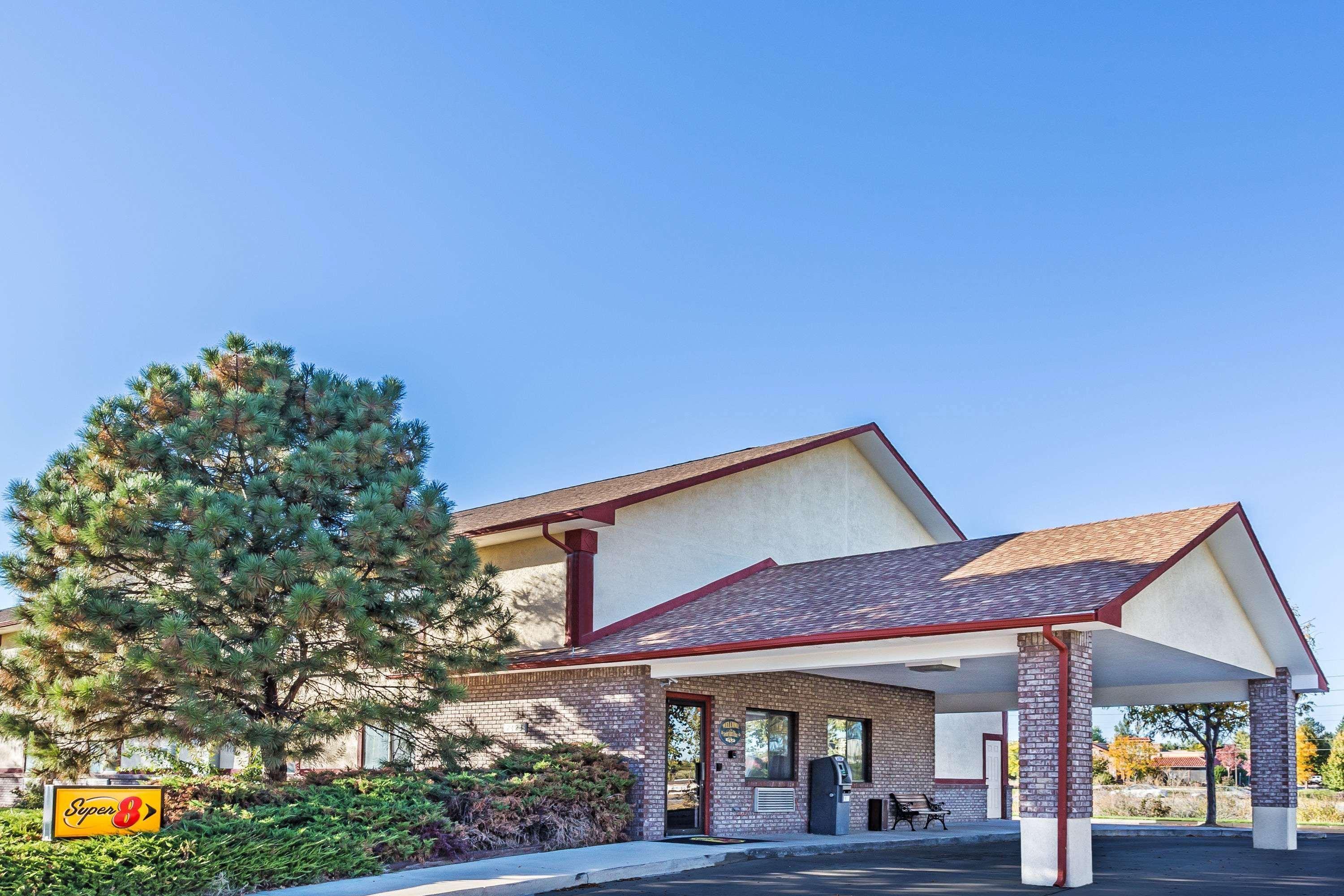 Vista Exterior Super 8 by Wyndham Greeley