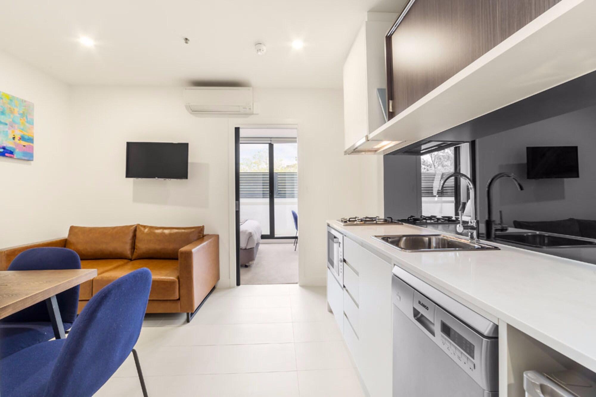 Varios Whitehorse Apartment Hotel
