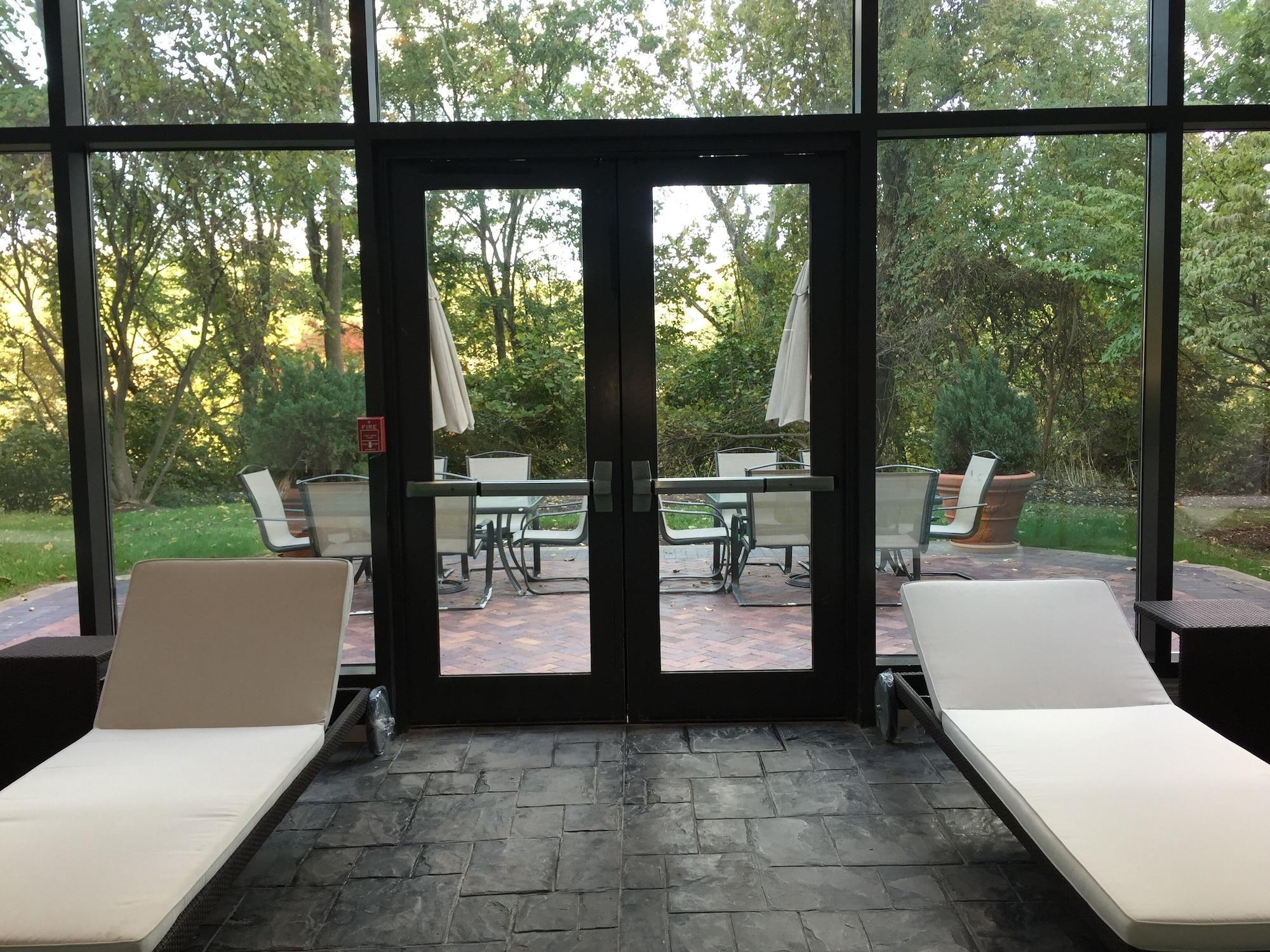 Vista Piscina Hilton East Brunswick Hotel & Executive Meeting Center