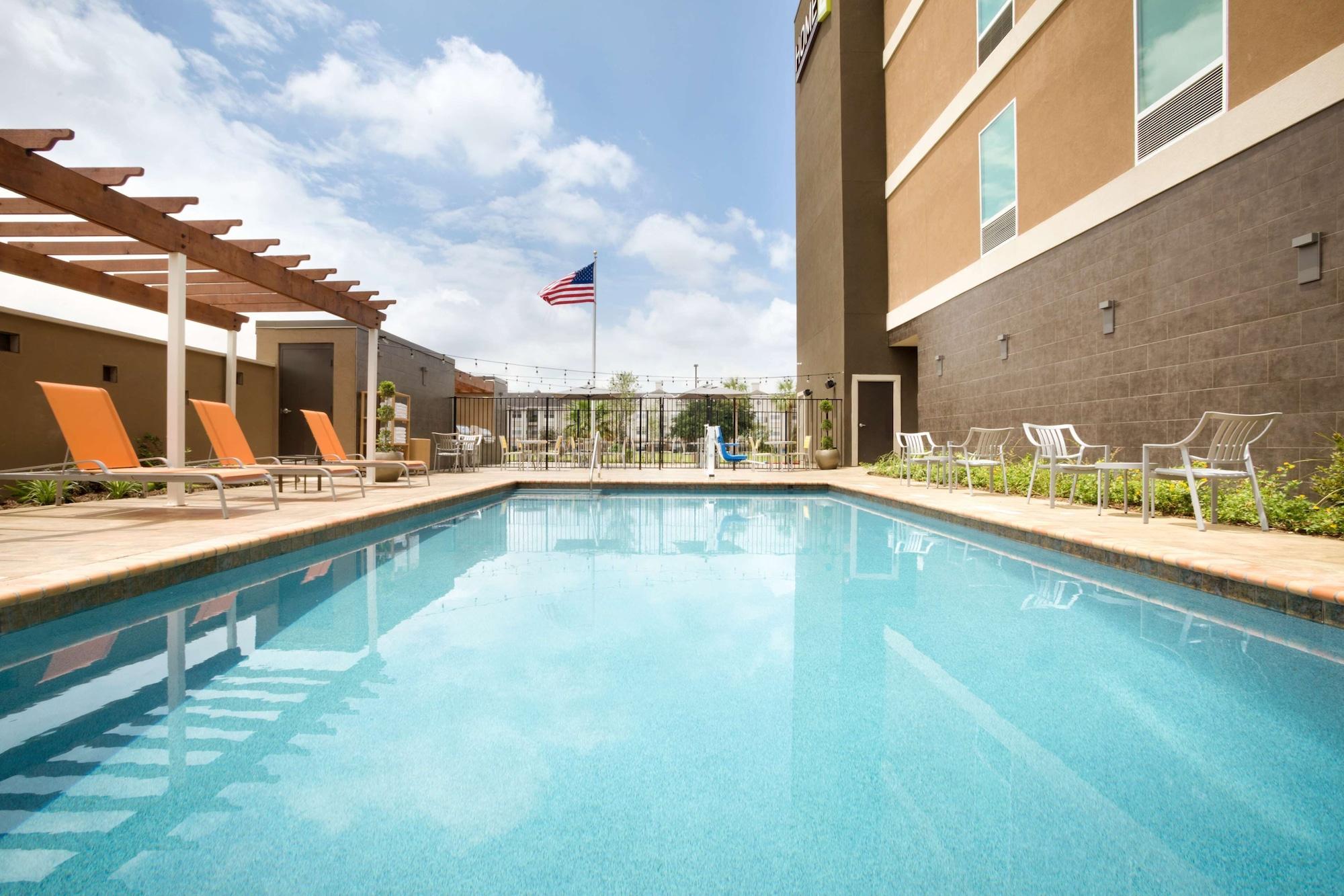 Vista Piscina Home2 Suites by Hilton Houston Webster