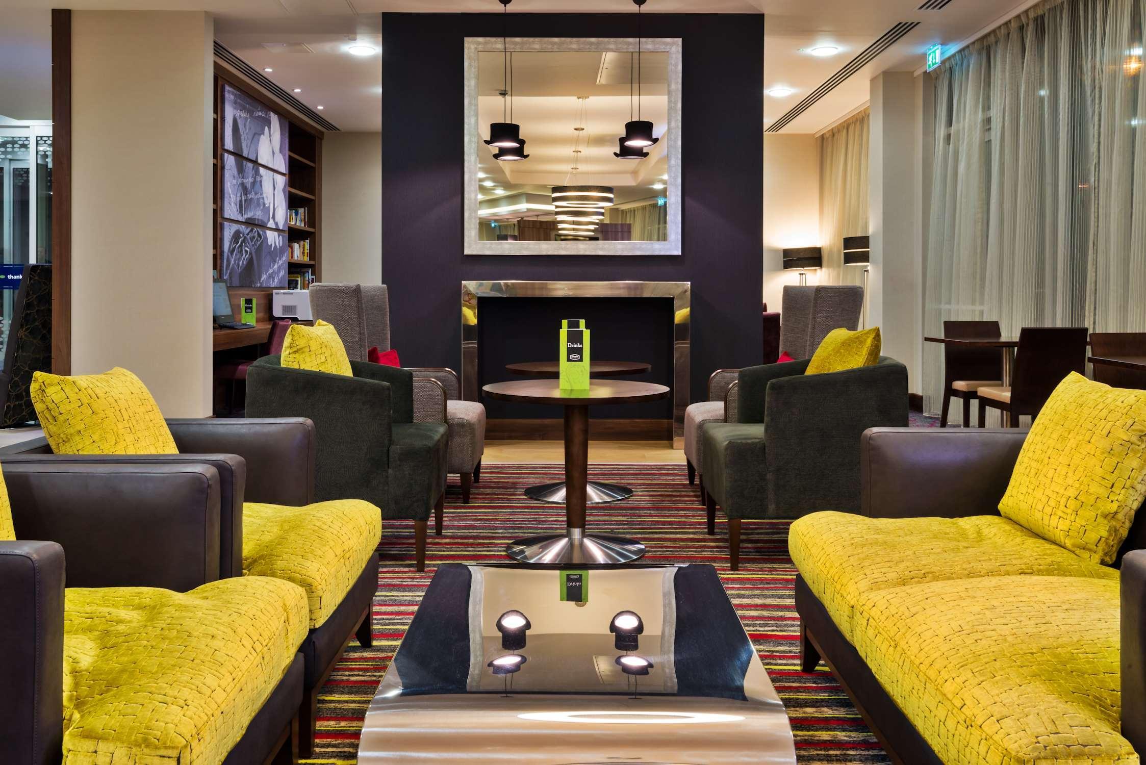 Vista Lobby Hampton by Hilton London Luton Airport