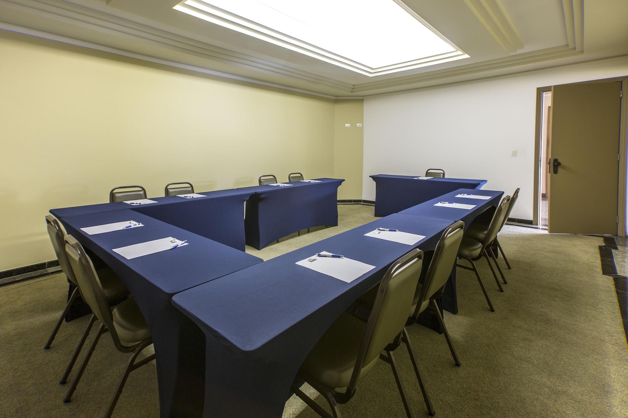 Sala de Reuniones Astron Suítes São José dos Pinhais by Nobile
