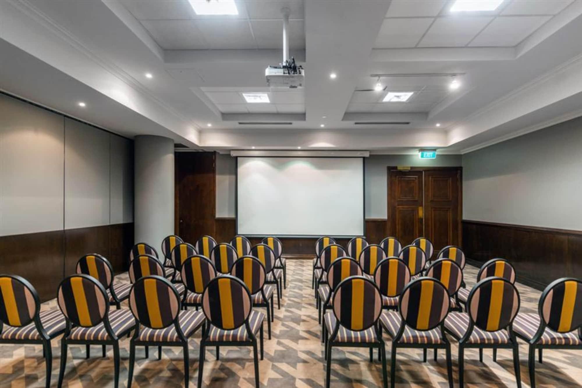 Sala de Reuniones Mantra on Queen