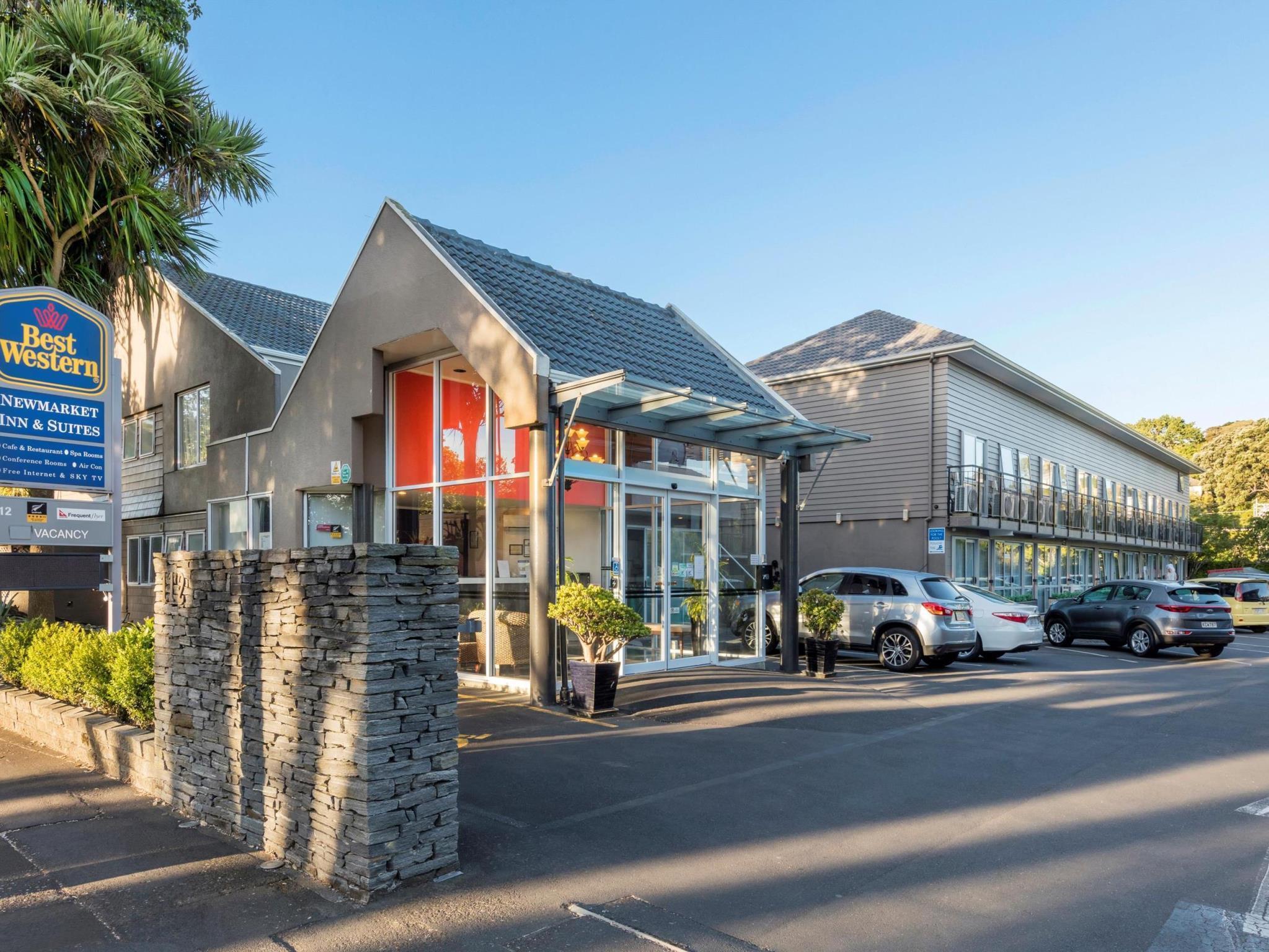 Vista Exterior Best Western Newmarket Inn & Suites