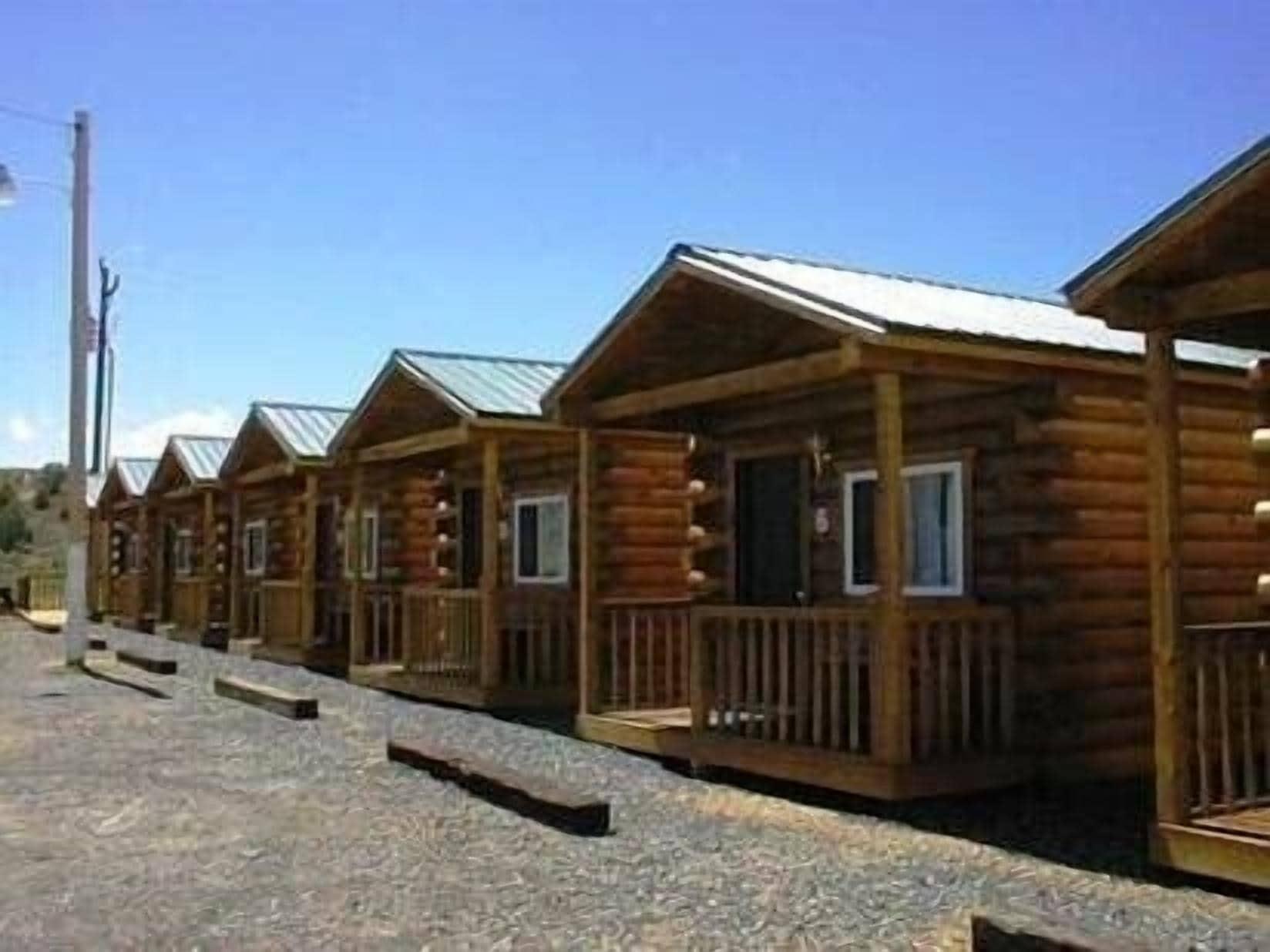 Varios Bryce GatewayInn Cabins