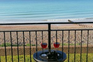 Alquiler Vacacional - An idyllic 2 bedroom apartment situated On-the-Beach in West Sussex