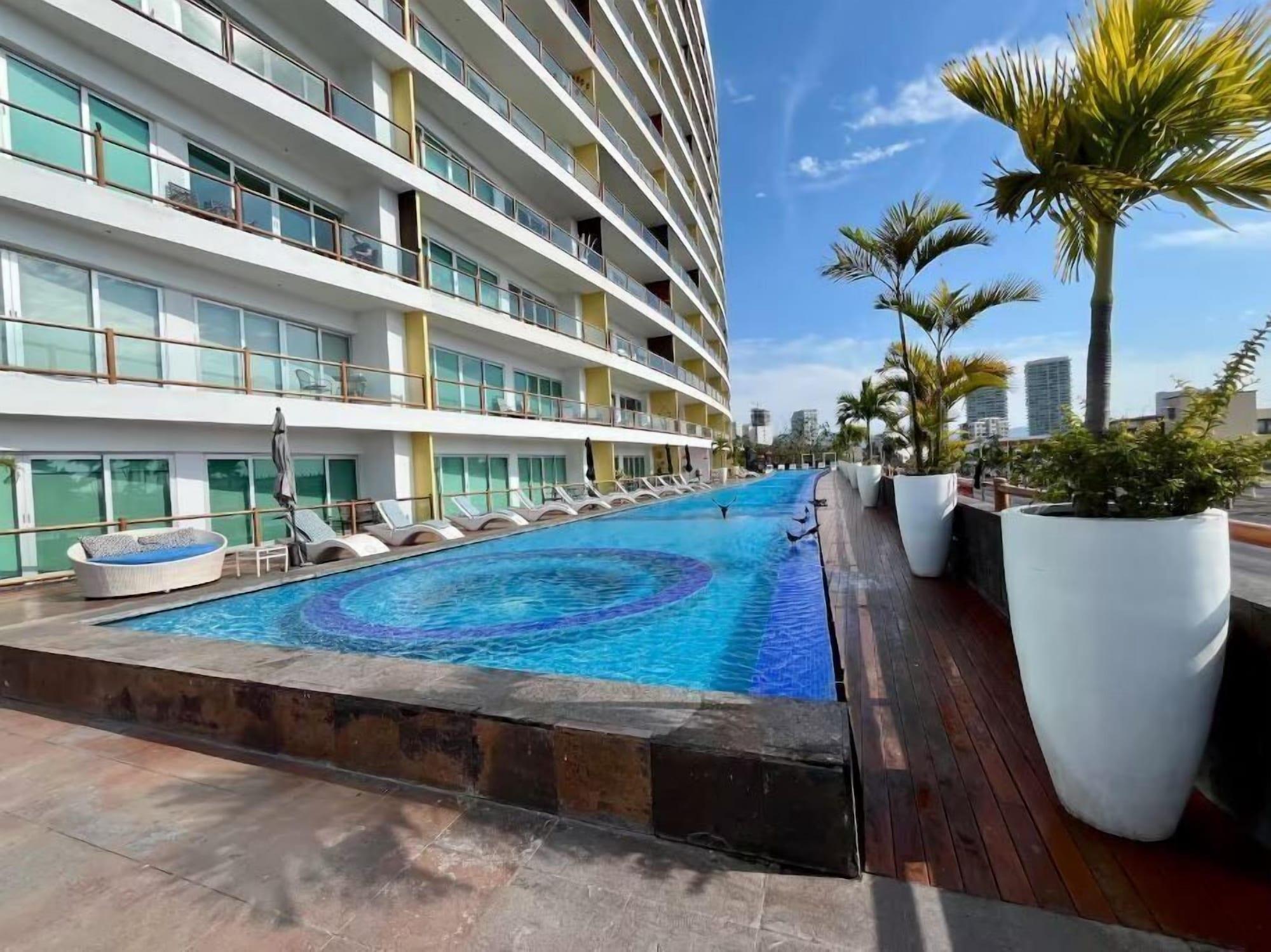 Vista Piscina Deck12 Casino and Resort by Monyxbnb