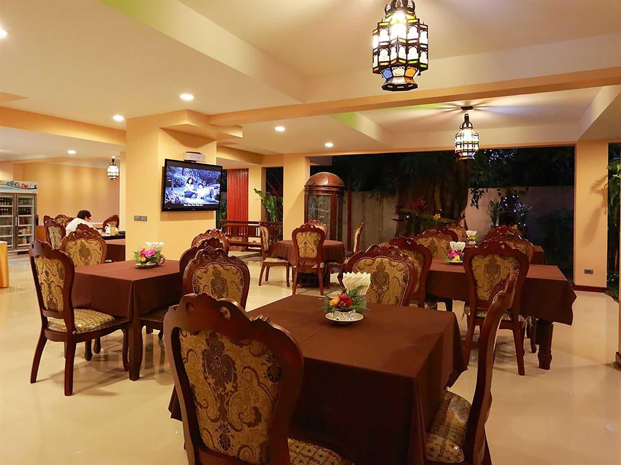 Restaurant At Chiang Mai Hotel