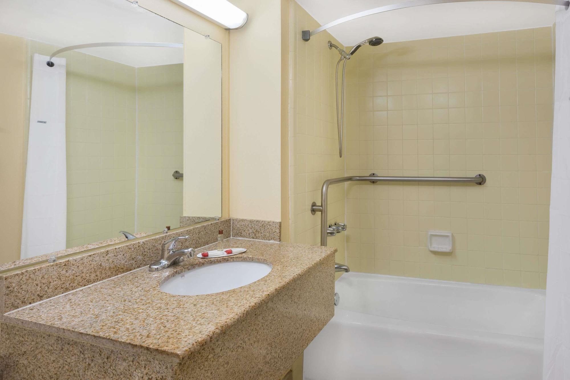 Equipamiento de Habitación Days Inn by Wyndham Mt Pleasant-Charleston-Patriots Point