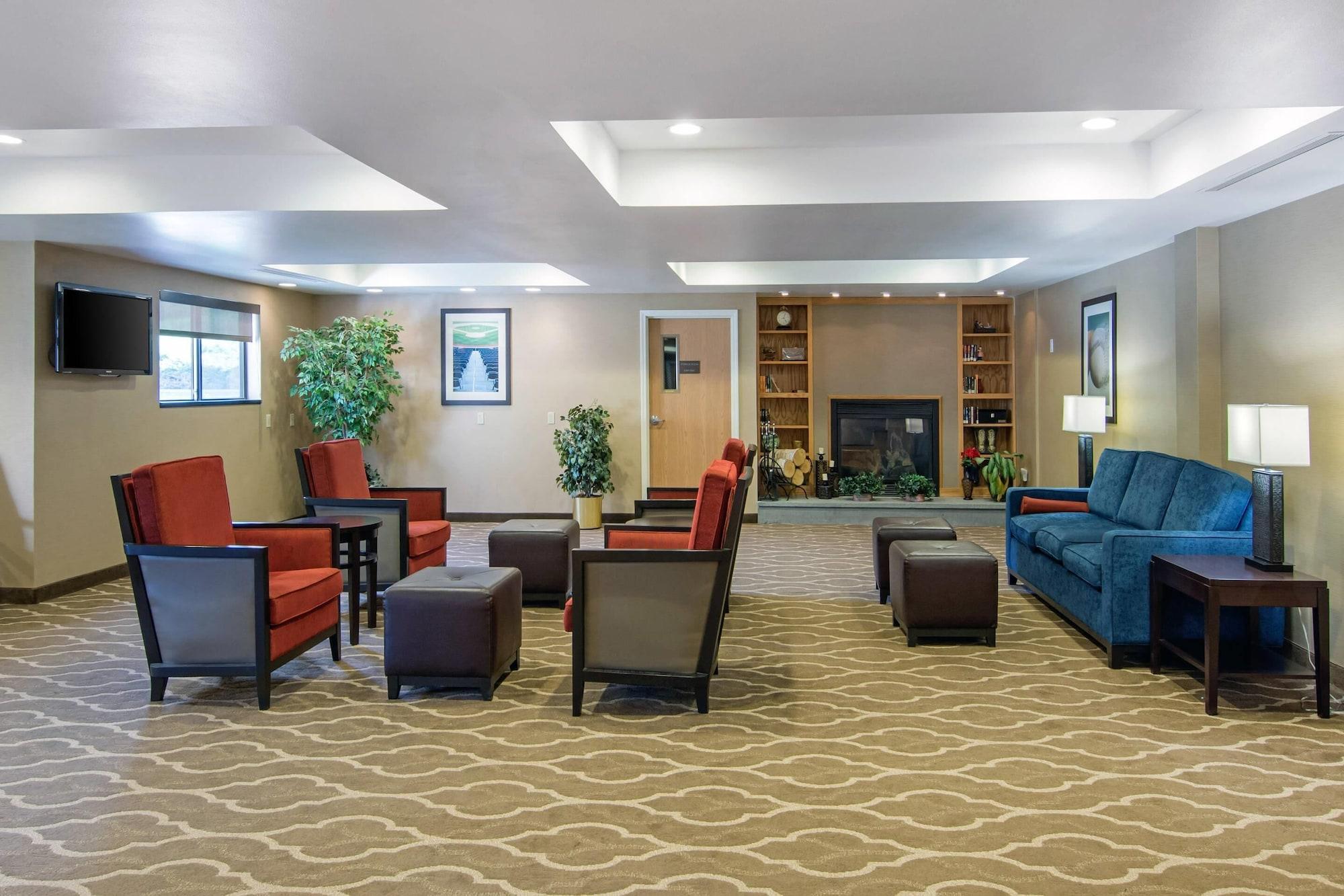 Vista Lobby Comfort Inn & Suites Cooperstown / Milford