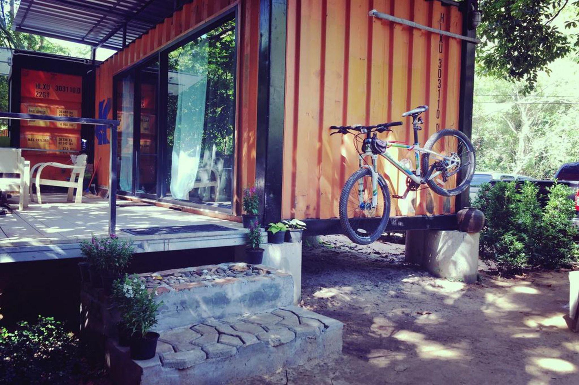 Vista Lobby Hug Rimtharn