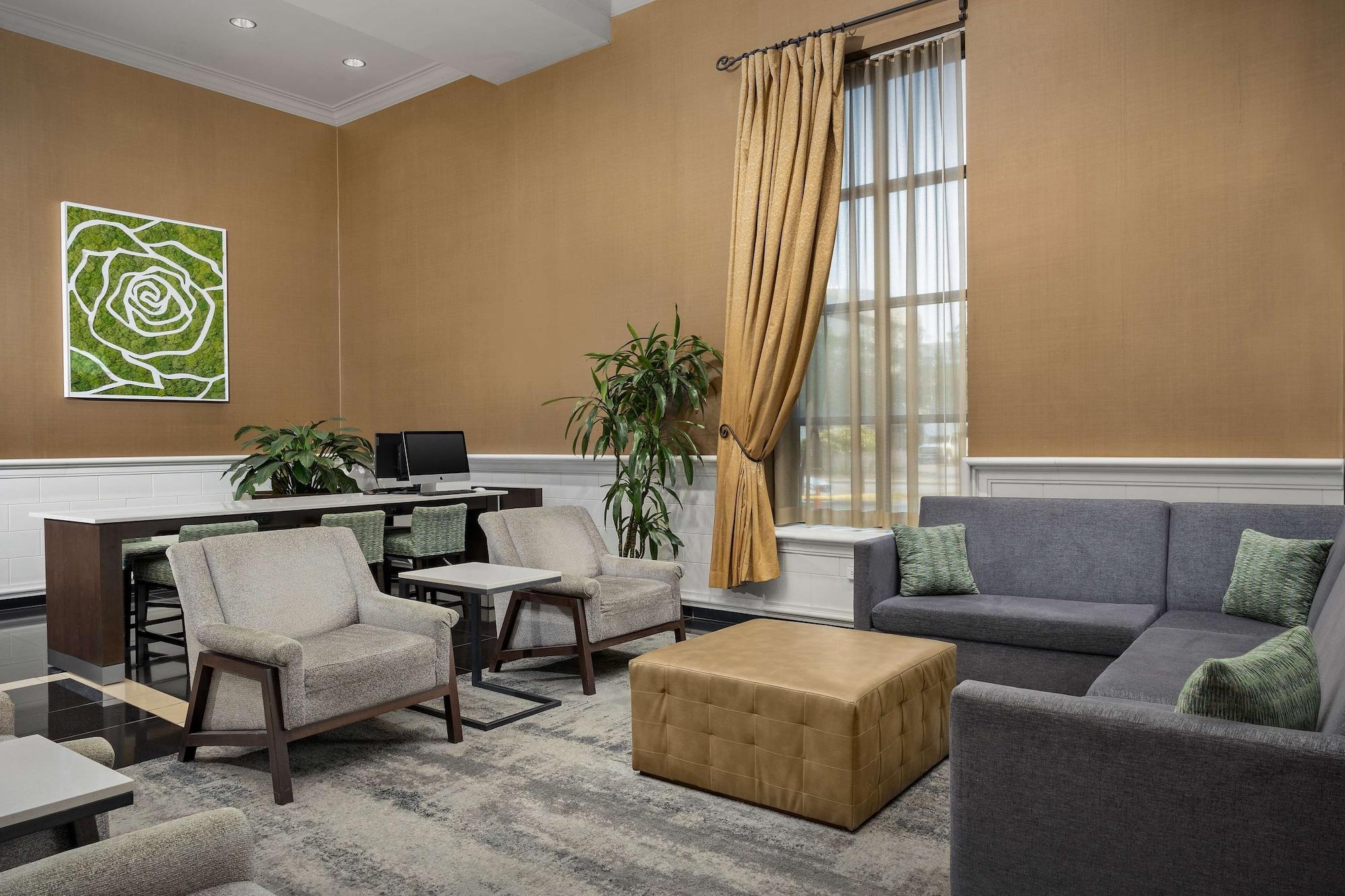 Vista Lobby DoubleTree by Hilton Chicago O'Hare Airport - Rosemont