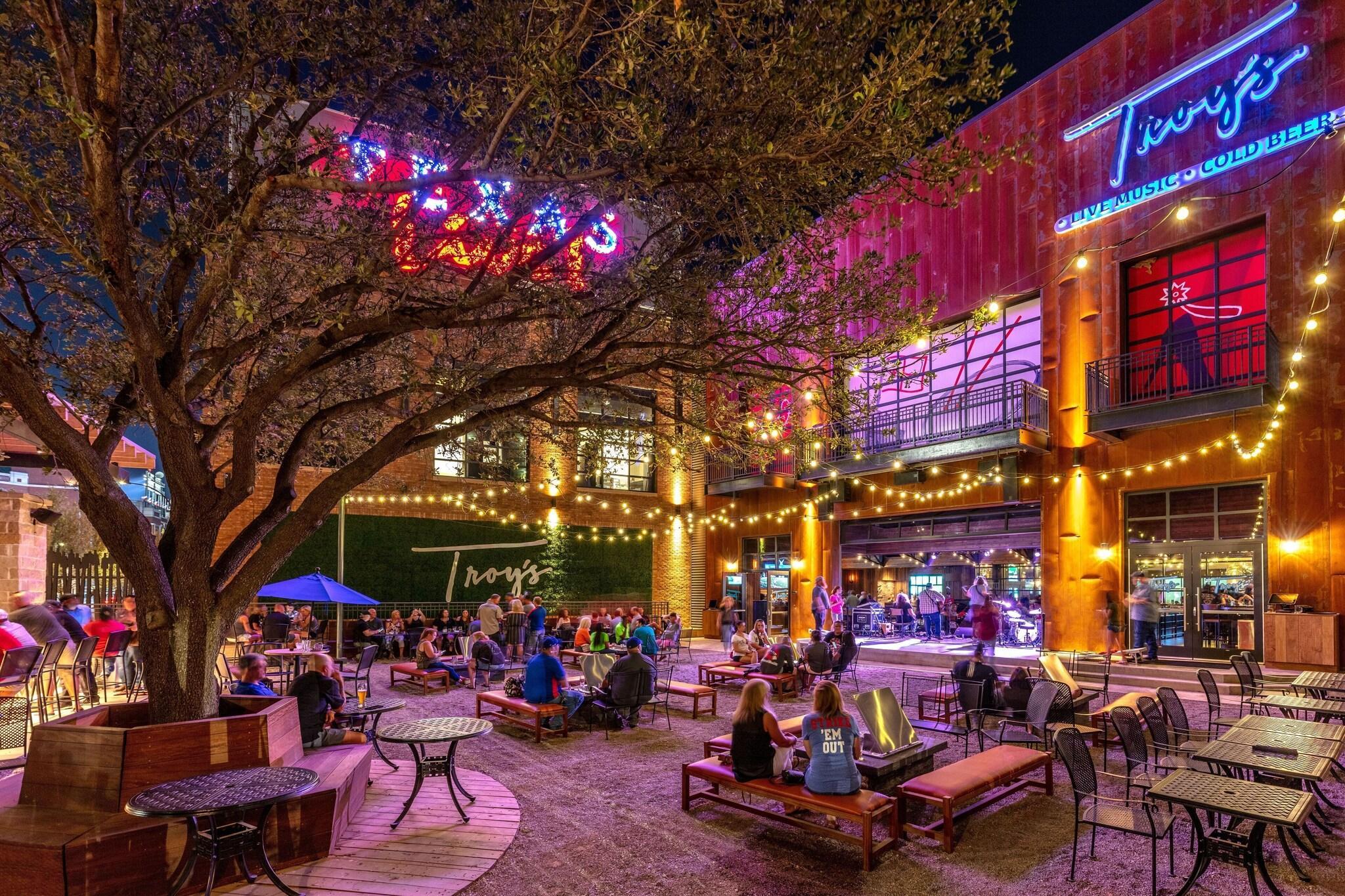 Vista Exterior Live by Loews, Arlington, TX