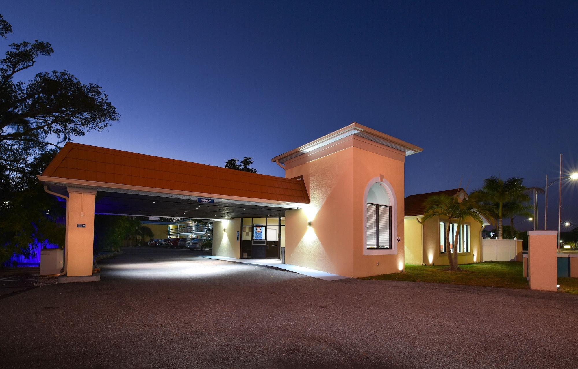 Vista Exterior Golden Host Resort - Sarasota