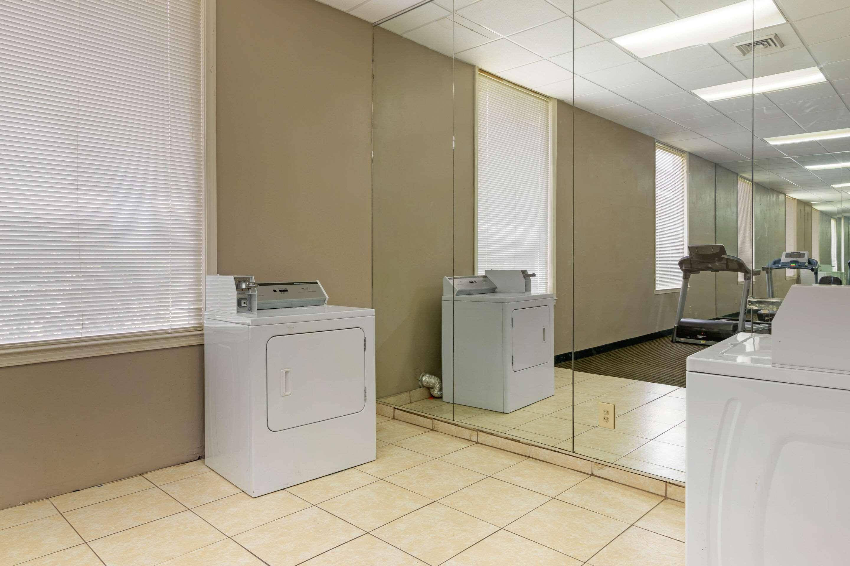 Vista Lobby Days Inn by Wyndham Hinesville Near Fort Stewart