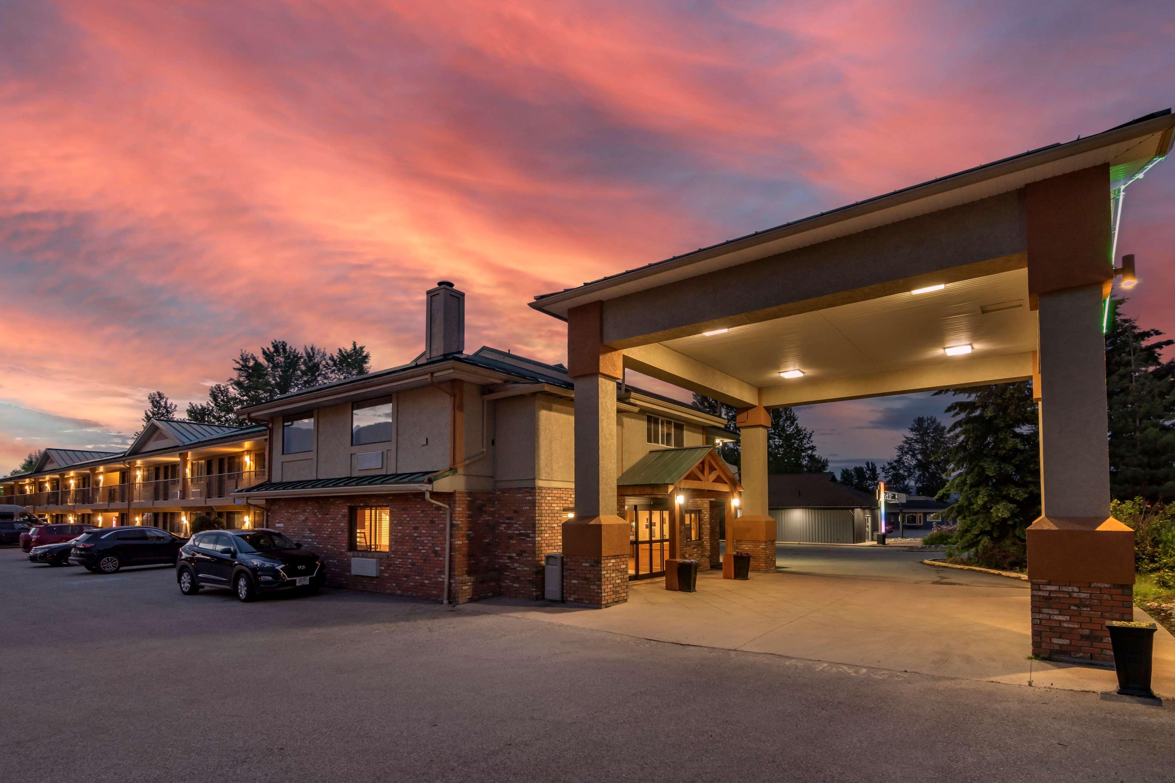 Vista Exterior SureStay Plus Hotel By Best Western Salmon Arm