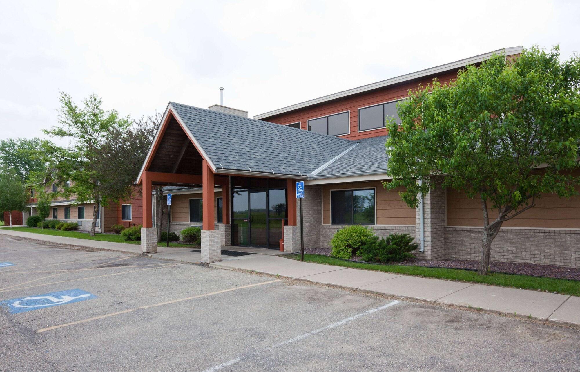 Vista Exterior AmericInn by Wyndham Blue Earth