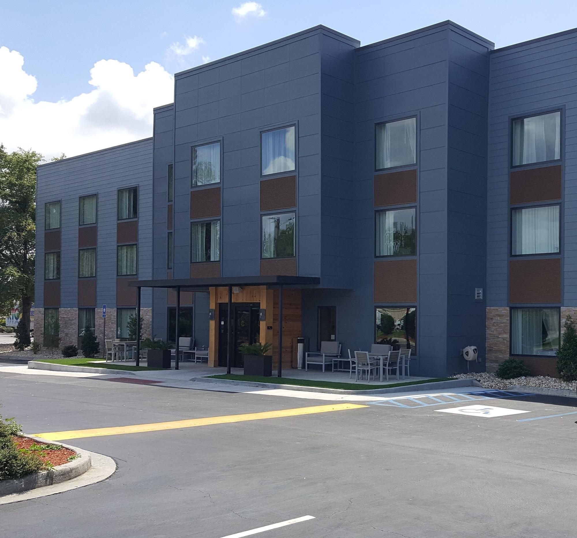 Vista Exterior Country Inn & Suites by Radisson, Savannah Midtown, GA