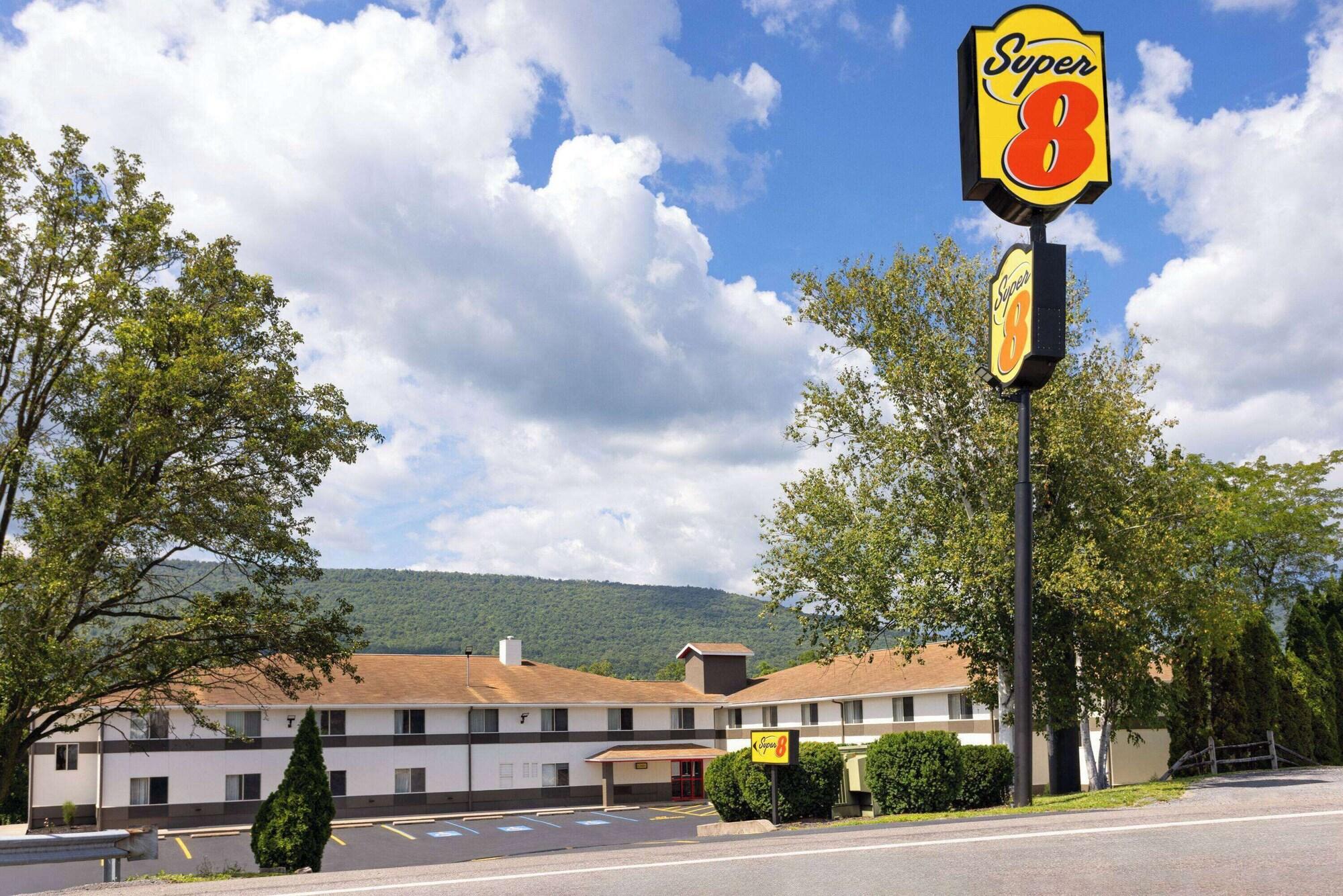Varios Super 8 by Wyndham Burnham/Lewistown