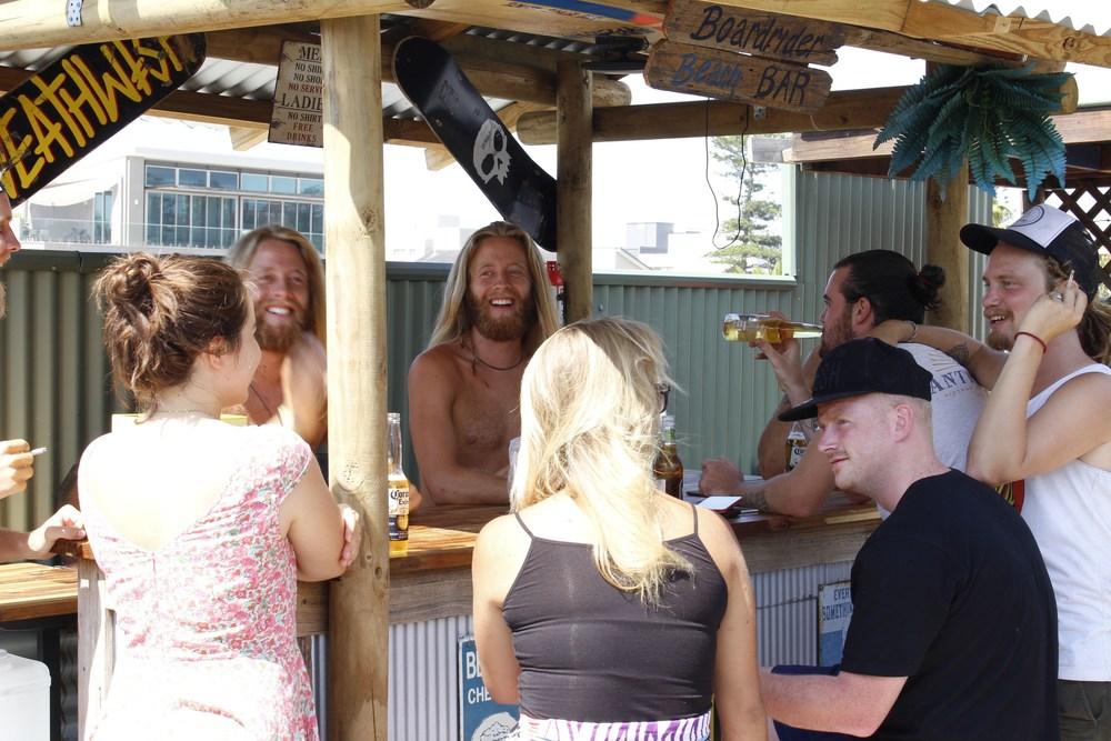 Bar/Salón Boardrider Backpackers & Motel-Manly