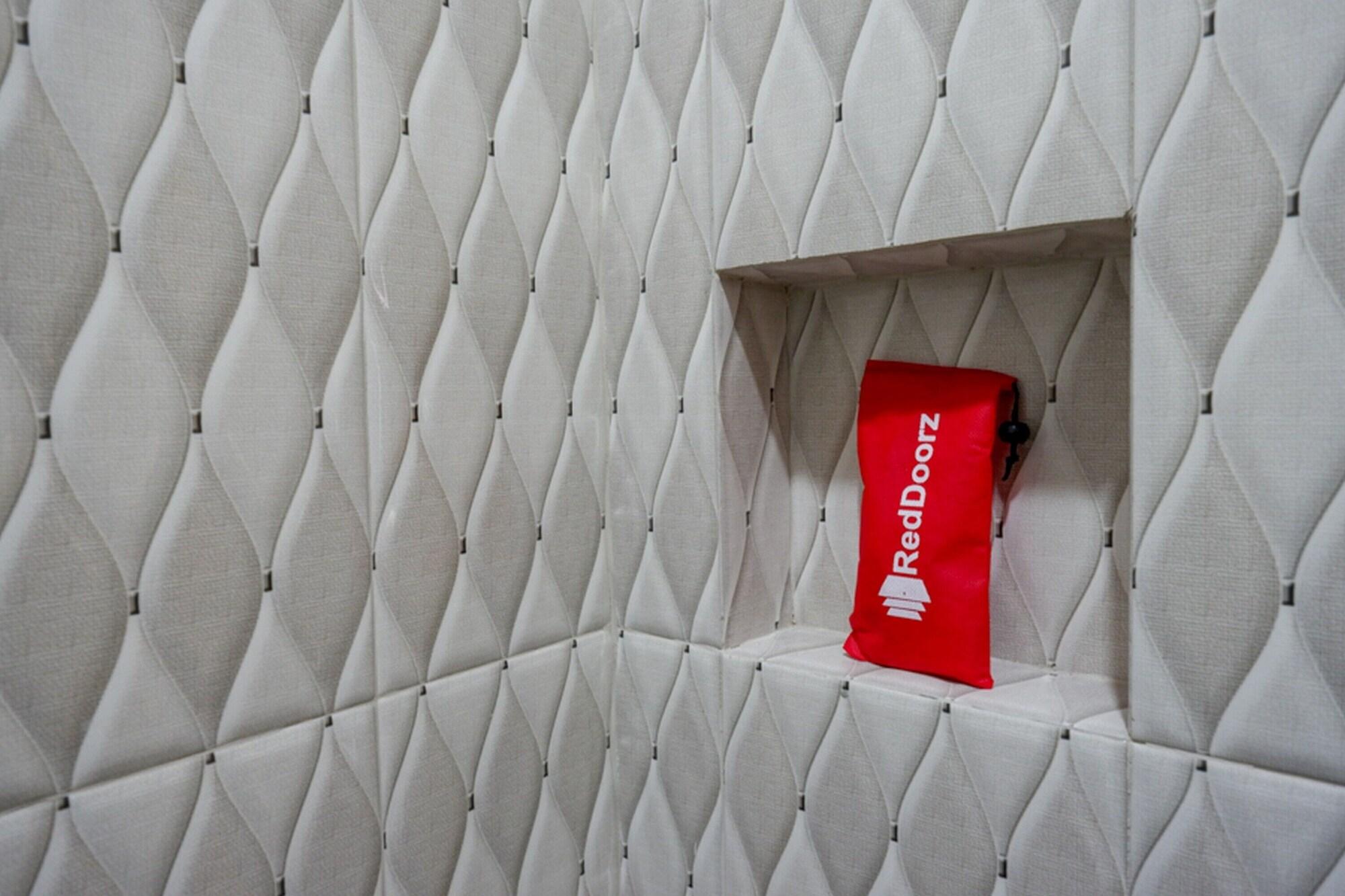 Set de Habitación RedDoorz near Alun Alun Pati