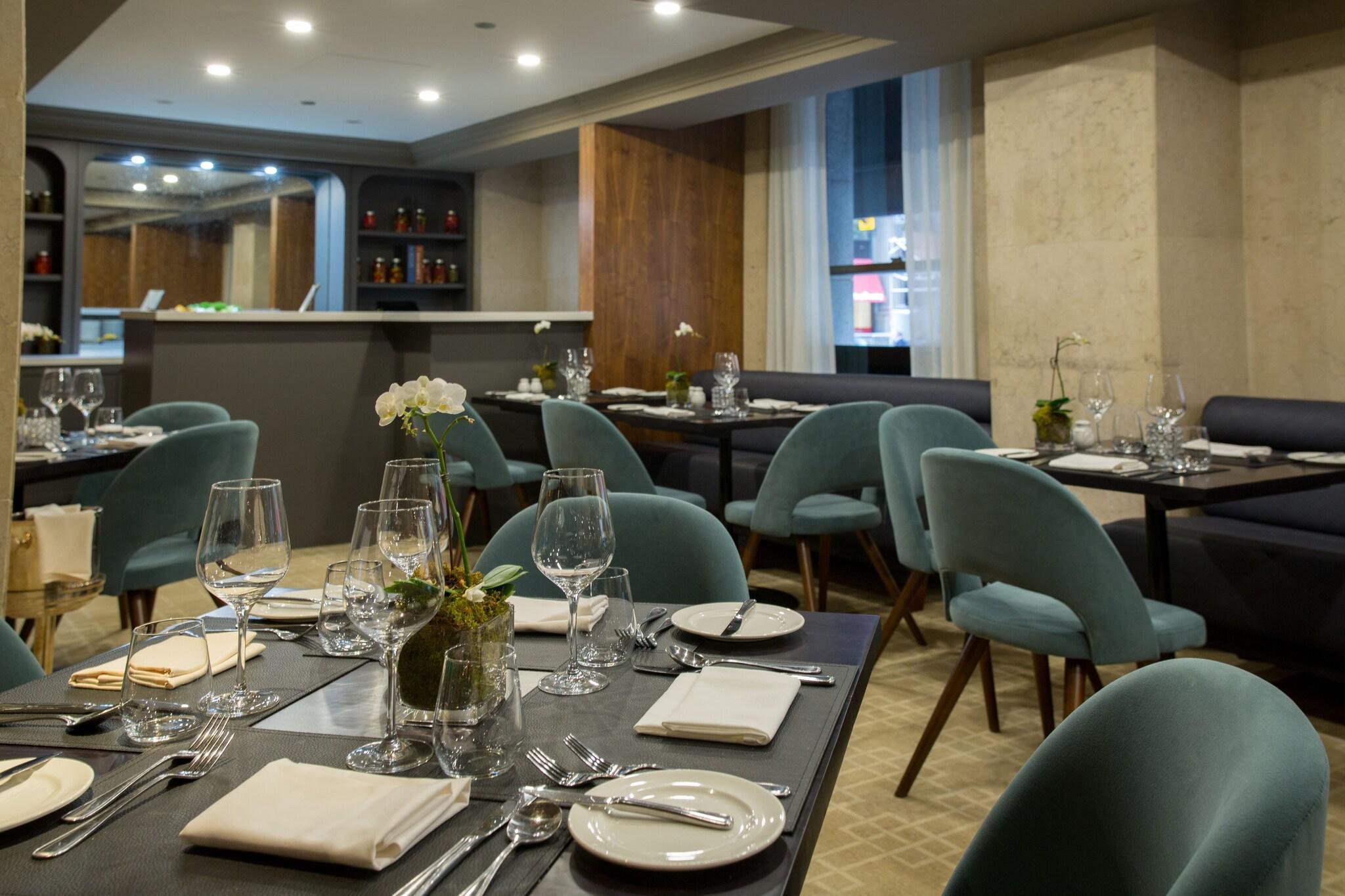Restaurant One King West Hotel & Residence