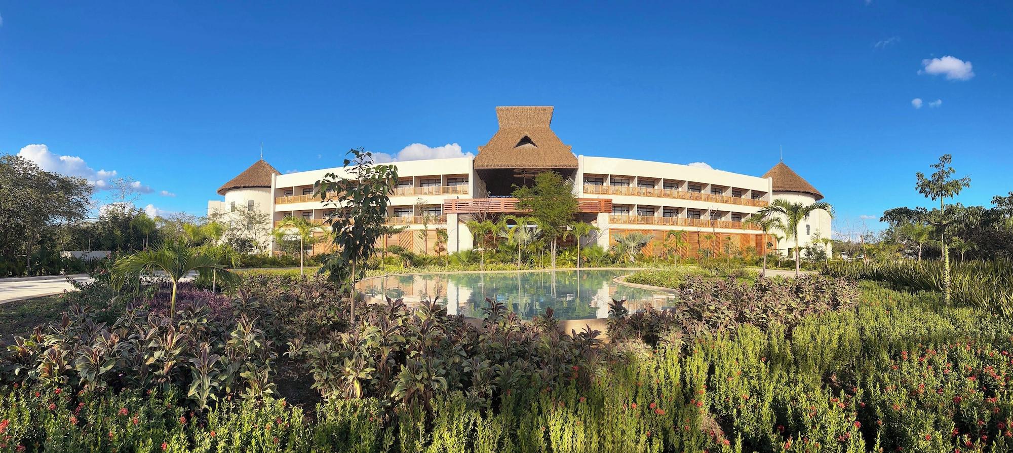 Vista Exterior Hotel Mundo Maya Edzná