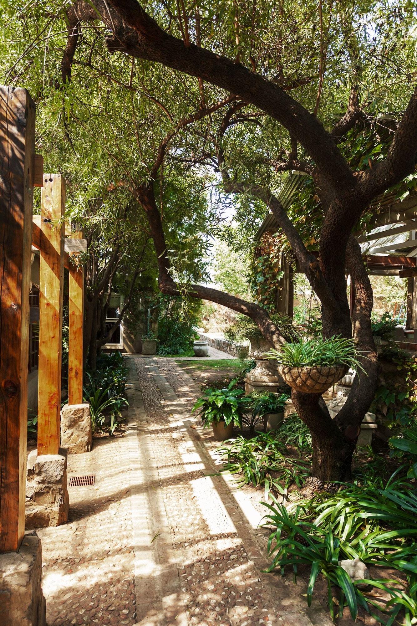 Varios Town and Country Guest House