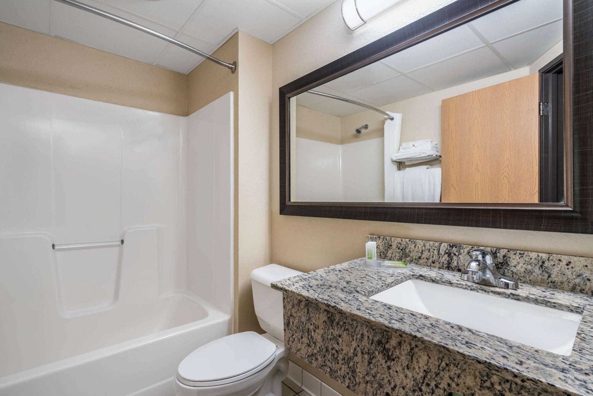 Equipamiento de Habitación AmericInn by Wyndham Little Falls