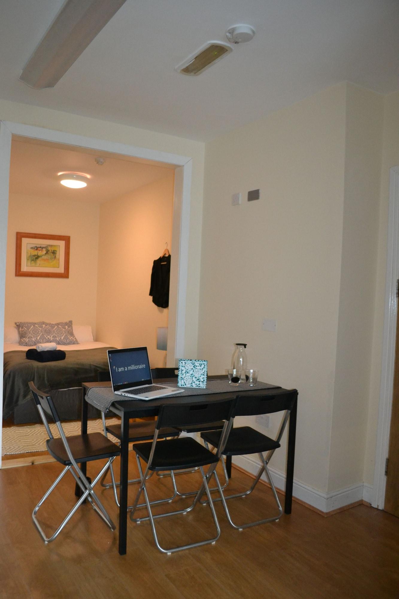 Equipamiento de Habitación Cozy Modern Bedroom Apartment City L1
